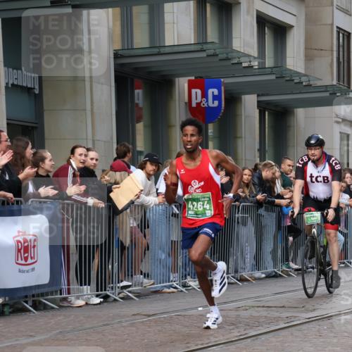 13.09.2026 - 21. swb-Marathon Bremen Strokosch-Dieckow http://msf.ph/oto/10378977 13.09.2026 12:40:27 Ziel 1263, 3662, 4264, 149 meine-sportfotos.de
