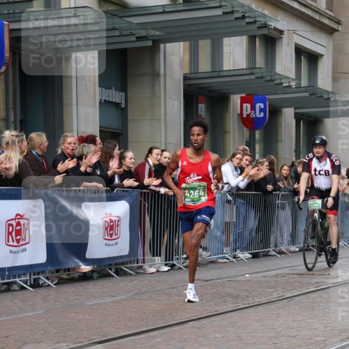 13.09.2026 - 21. swb-Marathon Bremen Strokosch-Dieckow http://msf.ph/oto/10379000 13.09.2026 12:40:27 Ziel 1263, 3662, 4264, 149 meine-sportfotos.de