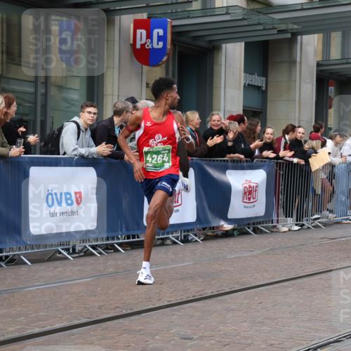 13.09.2026 - 21. swb-Marathon Bremen Strokosch-Dieckow http://msf.ph/oto/10379044 13.09.2026 12:40:28 Ziel 642, 1263, 3662, 4264, 149 meine-sportfotos.de
