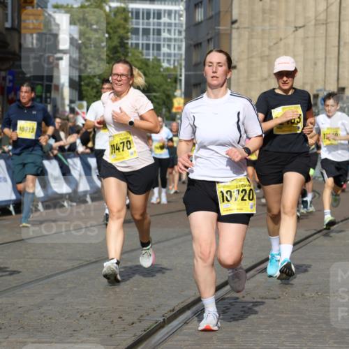 13.09.2026 - 21. swb-Marathon Bremen Strokosch-Dieckow http://msf.ph/oto/10379135 13.09.2026 11:04:07 Ziel 10090, 10091, 10152, 10327, 10357, 10403, 10429, 10569, 10659, 10720, 10796, 10918, 10950, 11149, 11325, 11451, 11511, 11595, 11868, 11967, 12074, 12504, 10182, 10291, 10526, 10613, 11214, 11215, 11221, 11336, 11539, 11720, 11726, 11740, 12001, 12276 meine-sportfotos.de