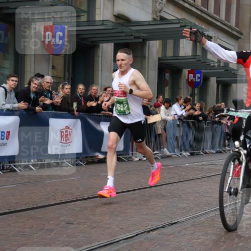 13.09.2026 - 21. swb-Marathon Bremen Strokosch-Dieckow http://msf.ph/oto/10379167 13.09.2026 12:40:34 Ziel 642, 1263, 3662, 4264 meine-sportfotos.de