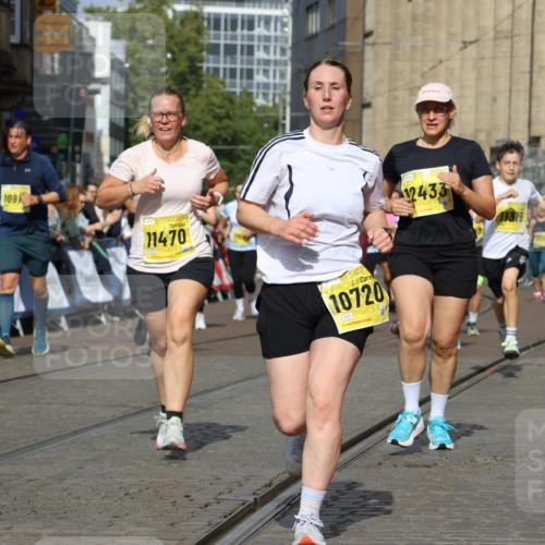 13.09.2026 - 21. swb-Marathon Bremen Strokosch-Dieckow http://msf.ph/oto/10379187 13.09.2026 11:04:07 Ziel 10090, 10091, 10152, 10327, 10357, 10403, 10429, 10569, 10659, 10720, 10796, 10918, 10950, 11149, 11325, 11451, 11511, 11595, 11868, 11967, 12074, 12504, 10182, 10291, 10526, 10613, 11214, 11215, 11221, 11336, 11539, 11720, 11726, 11740, 12001, 12276 meine-sportfotos.de