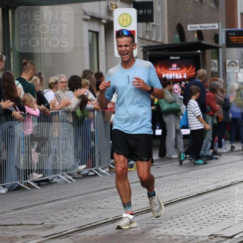 13.09.2026 - 21. swb-Marathon Bremen Strokosch-Dieckow http://msf.ph/oto/10379478 13.09.2026 12:41:17 Ziel 129, 1139, 634, 642 meine-sportfotos.de