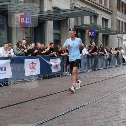 13.09.2026 - 21. swb-Marathon Bremen Strokosch-Dieckow http://msf.ph/oto/10379571 13.09.2026 12:41:20 Ziel 129, 1139, 634 meine-sportfotos.de