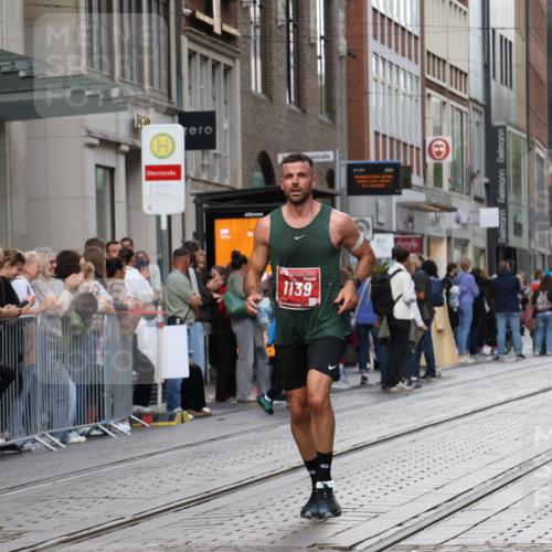 13.09.2026 - 21. swb-Marathon Bremen Strokosch-Dieckow http://msf.ph/oto/10379647 13.09.2026 12:41:32 Ziel 129, 1139 meine-sportfotos.de