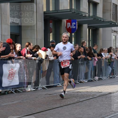 13.09.2026 - 21. swb-Marathon Bremen Strokosch-Dieckow http://msf.ph/oto/10379944 13.09.2026 12:41:57 Ziel 129 meine-sportfotos.de