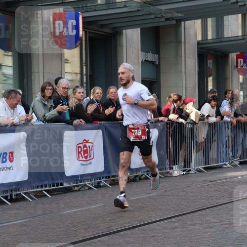 13.09.2026 - 21. swb-Marathon Bremen Strokosch-Dieckow http://msf.ph/oto/10380000 13.09.2026 12:41:58 Ziel 129 meine-sportfotos.de