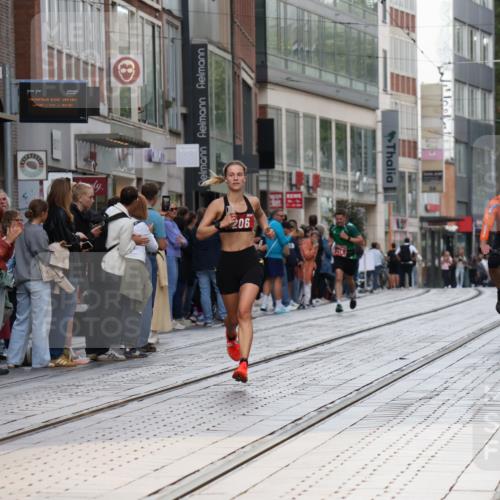 13.09.2026 - 21. swb-Marathon Bremen Strokosch-Dieckow http://msf.ph/oto/10380055 13.09.2026 12:42:47 Ziel 206, 236 meine-sportfotos.de
