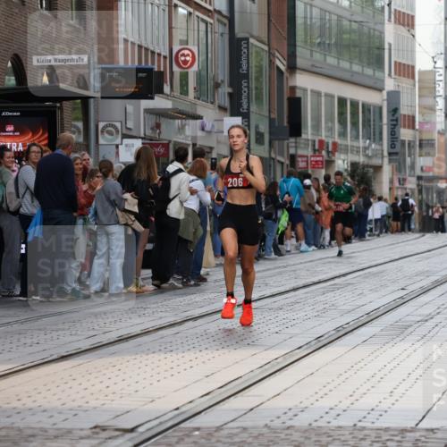 13.09.2026 - 21. swb-Marathon Bremen Strokosch-Dieckow http://msf.ph/oto/10380072 13.09.2026 12:42:48 Ziel 206, 236 meine-sportfotos.de