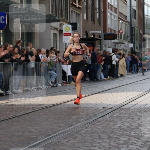 13.09.2026 - 21. swb-Marathon Bremen Strokosch-Dieckow http://msf.ph/oto/10380175 13.09.2026 12:42:50 Ziel 206, 236 meine-sportfotos.de