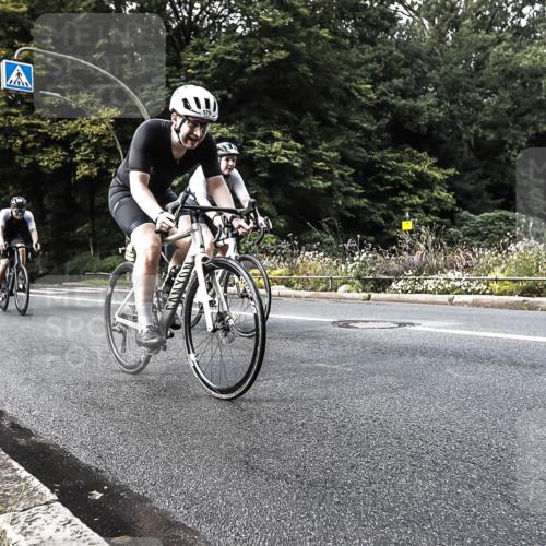 13.09.2026 - Stadtparktriathlon H.Heesch http://msf.ph/oto/10380281 13.09.2026 10:52:45 Radfahren 383, 529, 579 meine-sportfotos.de