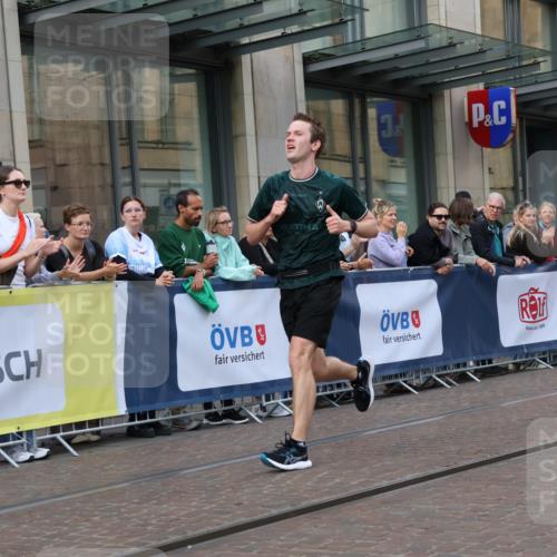 13.09.2026 - 21. swb-Marathon Bremen Strokosch-Dieckow http://msf.ph/oto/10380791 13.09.2026 12:43:54 Ziel 798, 1313, 1490, 2044, 6507, 1567, 5212 meine-sportfotos.de