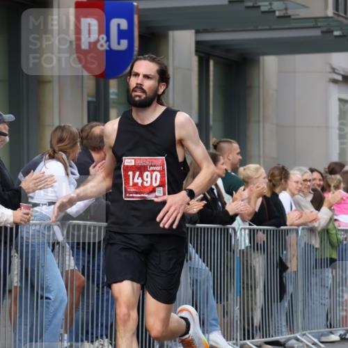 13.09.2026 - 21. swb-Marathon Bremen Strokosch-Dieckow http://msf.ph/oto/10380939 13.09.2026 12:44:17 Ziel 289, 6485, 798, 1313, 1490, 2044, 6507 meine-sportfotos.de