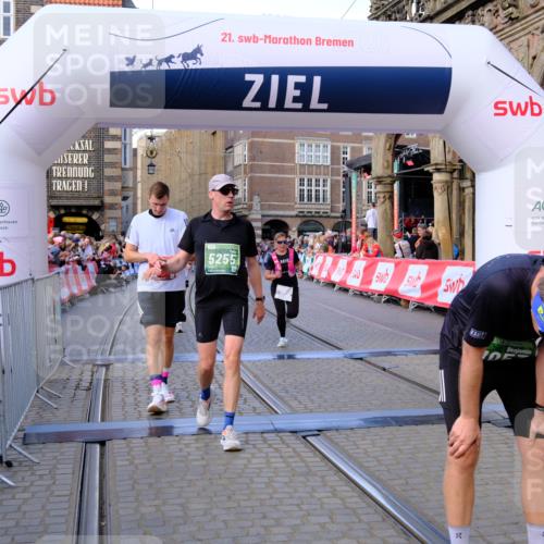 13.09.2026 - 21. swb-Marathon Bremen Tim E. http://msf.ph/oto/10381029 13.09.2026 13:17:00 Ziel 472, 675, 696, 734, 816, 827, 985, 2473, 2474, 2809, 3716, 3961, 4135, 4137, 4485, 5255, 5772, 6367, 6531, 6535, 7387, 7875 meine-sportfotos.de