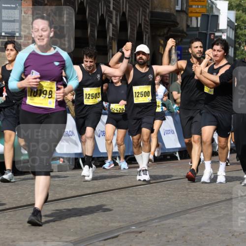 13.09.2026 - 21. swb-Marathon Bremen Strokosch-Dieckow http://msf.ph/oto/10381121 13.09.2026 11:04:55 Ziel 10160, 10481, 10711, 10755, 10877, 11114, 11248, 11364, 11366, 11410, 11592, 11705, 11761, 11991, 12009, 12929, 10370, 10465, 10718, 10741, 10800, 10850, 10975, 11105, 11281, 11584, 11722, 11900, 11939, 12002, 12064, 12099, 12235, 12335, 12522 meine-sportfotos.de
