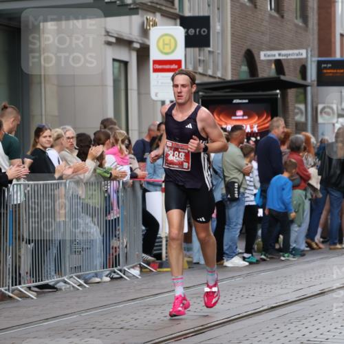 13.09.2026 - 21. swb-Marathon Bremen Strokosch-Dieckow http://msf.ph/oto/10381511 13.09.2026 12:44:53 Ziel 322, 814, 1187, 1544, 1840, 8285, 289, 4474, 6485 meine-sportfotos.de
