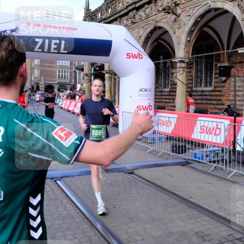 13.09.2026 - 21. swb-Marathon Bremen Tim E. http://msf.ph/oto/10381565 13.09.2026 13:17:42 Ziel 560, 842, 2008, 3148, 4805, 5550, 6095, 6734, 6759, 6803, 8100, 8253, 8446, 8532, 8714, 9075 meine-sportfotos.de