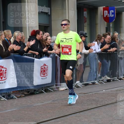 13.09.2026 - 21. swb-Marathon Bremen Strokosch-Dieckow http://msf.ph/oto/10381730 13.09.2026 12:45:10 Ziel 2032, 322, 814, 1187, 1544, 1840, 4474, 8285 meine-sportfotos.de