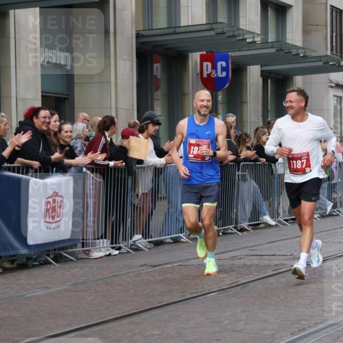 13.09.2026 - 21. swb-Marathon Bremen Strokosch-Dieckow http://msf.ph/oto/10381764 13.09.2026 12:45:11 Ziel 2032, 322, 814, 1187, 1544, 1840, 4474, 8285 meine-sportfotos.de