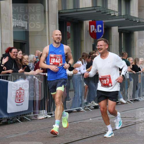 13.09.2026 - 21. swb-Marathon Bremen Strokosch-Dieckow http://msf.ph/oto/10381783 13.09.2026 12:45:11 Ziel 2032, 322, 814, 1187, 1544, 1840, 4474, 8285 meine-sportfotos.de
