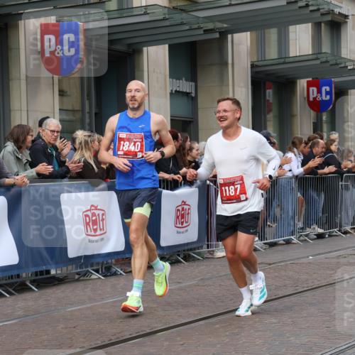 13.09.2026 - 21. swb-Marathon Bremen Strokosch-Dieckow http://msf.ph/oto/10381802 13.09.2026 12:45:12 Ziel 2032, 322, 814, 1187, 1544, 1840, 4474, 8285 meine-sportfotos.de