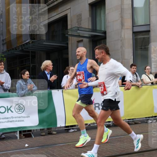 13.09.2026 - 21. swb-Marathon Bremen Strokosch-Dieckow http://msf.ph/oto/10381874 13.09.2026 12:45:14 Ziel 2032, 322, 814, 1187, 1544, 1840, 4474, 8285 meine-sportfotos.de