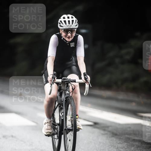 13.09.2026 - Stadtparktriathlon H.Heesch http://msf.ph/oto/10381897 13.09.2026 12:28:26 Radfahren 1098, 1120, 1137 meine-sportfotos.de