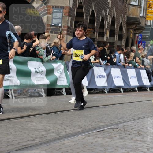 13.09.2026 - 21. swb-Marathon Bremen Strokosch-Dieckow http://msf.ph/oto/10381913 13.09.2026 11:05:07 Ziel 10198, 10283, 10315, 10481, 10729, 10741, 10855, 10856, 10940, 11006, 11114, 11133, 11272, 11364, 11366, 11395, 11518, 11592, 11705, 11757, 11939, 12005, 12420, 12493, 12495, 12498, 12500, 12502, 12563, 10411, 10576, 10697, 10717, 10800, 10802, 10995, 11102, 11105, 11157, 11218, 11326, 11334, 11584, 11616, 11722, 11900, 12011, 12079, 12080, 12335 meine-sportfotos.de