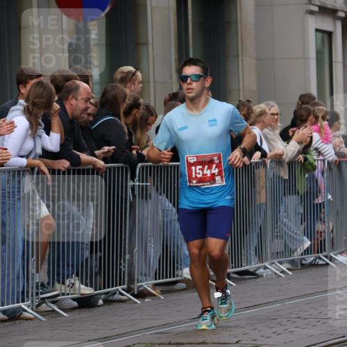 13.09.2026 - 21. swb-Marathon Bremen Strokosch-Dieckow http://msf.ph/oto/10381996 13.09.2026 12:45:19 Ziel 2032, 322, 814, 1187, 1544, 1840, 8285 meine-sportfotos.de
