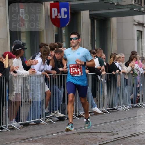 13.09.2026 - 21. swb-Marathon Bremen Strokosch-Dieckow http://msf.ph/oto/10382010 13.09.2026 12:45:20 Ziel 2032, 322, 814, 1187, 1544, 1840 meine-sportfotos.de