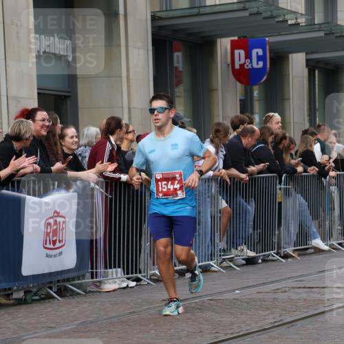 13.09.2026 - 21. swb-Marathon Bremen Strokosch-Dieckow http://msf.ph/oto/10382023 13.09.2026 12:45:20 Ziel 2032, 322, 814, 1187, 1544, 1840 meine-sportfotos.de