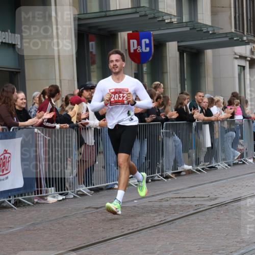 13.09.2026 - 21. swb-Marathon Bremen Strokosch-Dieckow http://msf.ph/oto/10382153 13.09.2026 12:45:52 Ziel 103, 1352, 2143, 8044, 2032 meine-sportfotos.de