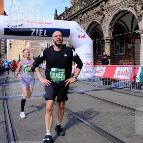 13.09.2026 - 21. swb-Marathon Bremen Tim E. http://msf.ph/oto/10382161 13.09.2026 13:18:16 Ziel 948, 1631, 1797, 2001, 2260, 2634, 2671, 3051, 3192, 3241, 3514, 4131, 4286, 4374, 4733, 5530, 5695, 5935, 5948, 6290, 6448, 8094, 8805, 8869, 8943, 8944, 9595, 9596, 9837, 13041 meine-sportfotos.de