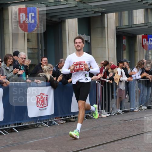 13.09.2026 - 21. swb-Marathon Bremen Strokosch-Dieckow http://msf.ph/oto/10382184 13.09.2026 12:45:53 Ziel 103, 1352, 2143, 8044, 2032 meine-sportfotos.de