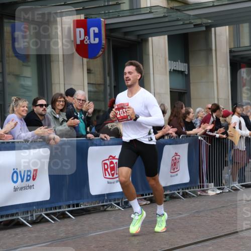 13.09.2026 - 21. swb-Marathon Bremen Strokosch-Dieckow http://msf.ph/oto/10382198 13.09.2026 12:45:53 Ziel 103, 1352, 2143, 8044, 2032 meine-sportfotos.de