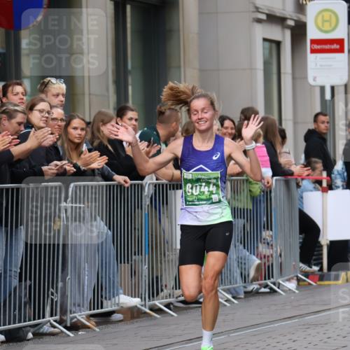 13.09.2026 - 21. swb-Marathon Bremen Strokosch-Dieckow http://msf.ph/oto/10382230 13.09.2026 12:45:57 Ziel 103, 1352, 2143, 8044, 2032 meine-sportfotos.de