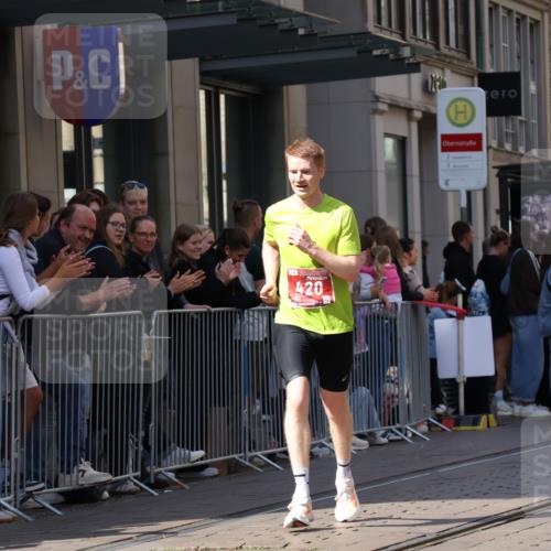 13.09.2026 - 21. swb-Marathon Bremen Strokosch-Dieckow http://msf.ph/oto/10382338 13.09.2026 12:47:39 Ziel 358, 447, 875, 991, 420, 991, 1161, 1783 meine-sportfotos.de