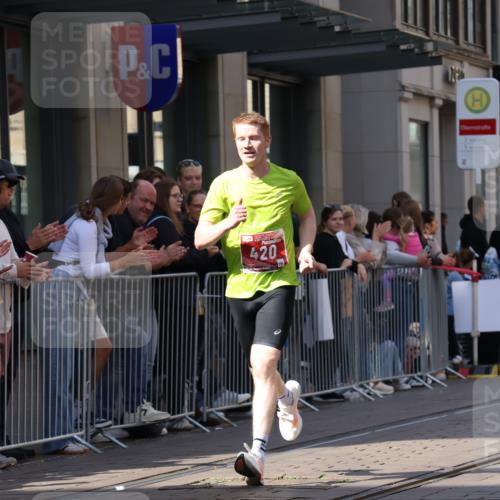 13.09.2026 - 21. swb-Marathon Bremen Strokosch-Dieckow http://msf.ph/oto/10382351 13.09.2026 12:47:40 Ziel 358, 447, 875, 420, 991, 1161, 1783 meine-sportfotos.de