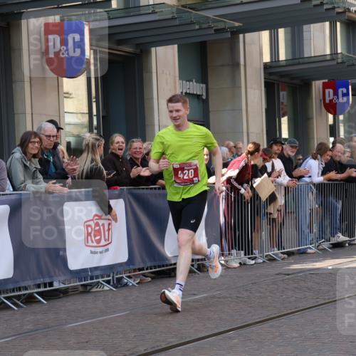 13.09.2026 - 21. swb-Marathon Bremen Strokosch-Dieckow http://msf.ph/oto/10382377 13.09.2026 12:47:41 Ziel 358, 447, 875, 420, 991, 1161, 1783 meine-sportfotos.de