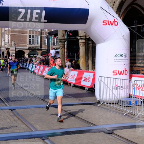 13.09.2026 - 21. swb-Marathon Bremen Tim E. http://msf.ph/oto/10382617 13.09.2026 13:18:40 Ziel 1146, 1419, 2055, 3458, 5307, 5460, 6293, 6294, 6818, 7491, 7731, 7954, 8404, 8872, 9019, 9134, 9275, 10065, 13150 meine-sportfotos.de