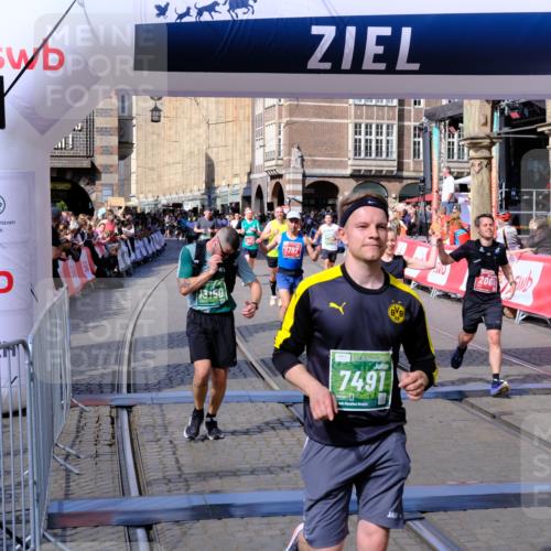13.09.2026 - 21. swb-Marathon Bremen Tim E. http://msf.ph/oto/10382761 13.09.2026 13:18:44 Ziel 465, 1146, 1419, 2055, 5307, 5460, 6293, 6294, 6818, 7245, 7491, 7731, 7954, 8404, 8540, 8872, 9019, 9275, 13150 meine-sportfotos.de