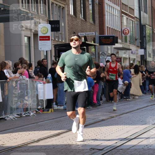 13.09.2026 - 21. swb-Marathon Bremen Strokosch-Dieckow http://msf.ph/oto/10382863 13.09.2026 12:48:08 Ziel 5428, 358, 447, 875 meine-sportfotos.de