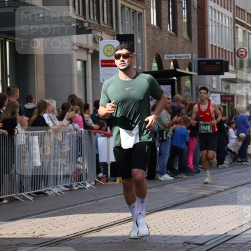 13.09.2026 - 21. swb-Marathon Bremen Strokosch-Dieckow http://msf.ph/oto/10382881 13.09.2026 12:48:09 Ziel 5428, 358, 447, 875 meine-sportfotos.de