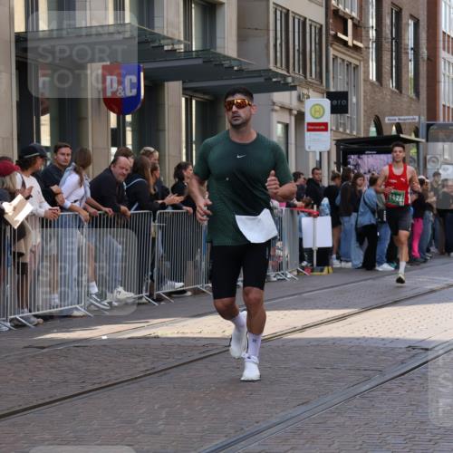 13.09.2026 - 21. swb-Marathon Bremen Strokosch-Dieckow http://msf.ph/oto/10382898 13.09.2026 12:48:10 Ziel 5428, 358, 447, 875 meine-sportfotos.de