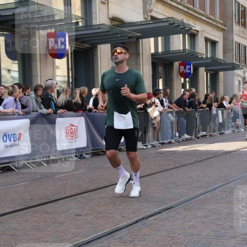 13.09.2026 - 21. swb-Marathon Bremen Strokosch-Dieckow http://msf.ph/oto/10382949 13.09.2026 12:48:11 Ziel 5428, 358, 447, 875 meine-sportfotos.de
