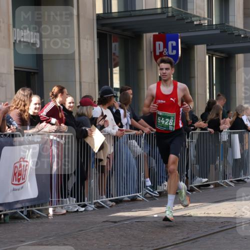 13.09.2026 - 21. swb-Marathon Bremen Strokosch-Dieckow http://msf.ph/oto/10382964 13.09.2026 12:48:13 Ziel 314, 5428, 358, 447 meine-sportfotos.de
