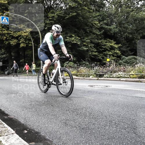 13.09.2026 - Stadtparktriathlon H.Heesch http://msf.ph/oto/10383020 13.09.2026 11:15:11 Radfahren 592, 678 meine-sportfotos.de