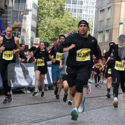 13.09.2026 - 21. swb-Marathon Bremen Strokosch-Dieckow http://msf.ph/oto/10383045 13.09.2026 11:05:42 Ziel 10186, 10411, 10432, 10576, 10697, 10717, 10802, 10995, 11102, 11146, 11157, 11218, 11314, 11326, 11334, 11387, 11394, 11521, 11571, 11572, 11616, 12011, 12055, 12079, 12080, 12251, 12330, 10018, 10168, 10305, 10382, 10619, 11024, 11132, 11164, 11477, 12186, 12378, 12523, 12528, 12773 meine-sportfotos.de
