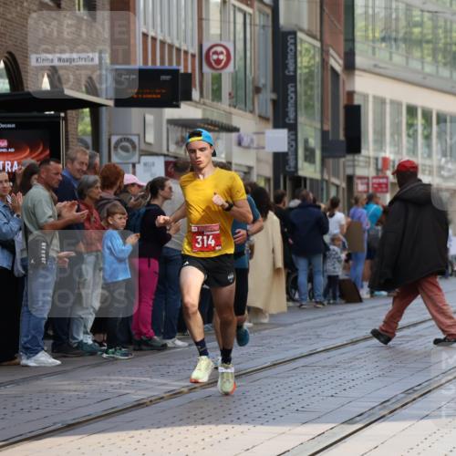 13.09.2026 - 21. swb-Marathon Bremen Strokosch-Dieckow http://msf.ph/oto/10383087 13.09.2026 12:48:50 Ziel 934, 1428, 314, 1917 meine-sportfotos.de