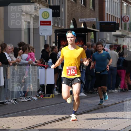 13.09.2026 - 21. swb-Marathon Bremen Strokosch-Dieckow http://msf.ph/oto/10383137 13.09.2026 12:48:52 Ziel 934, 1428, 314, 1917 meine-sportfotos.de
